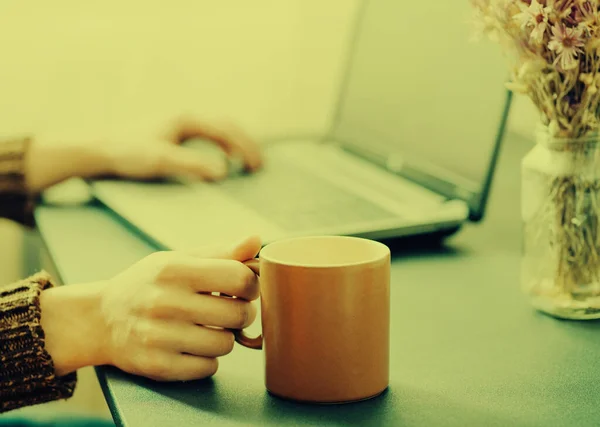 Mesa Escritório Com Computador Portátil Xícara Café Flor — Fotografia de Stock