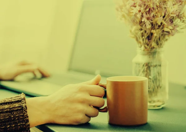 Bürotisch Mit Laptop Kaffeetasse Und Blume — Stockfoto