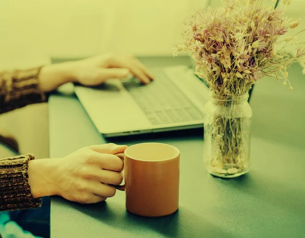 Bürotisch Mit Laptop Kaffeetasse Und Blume — Stockfoto