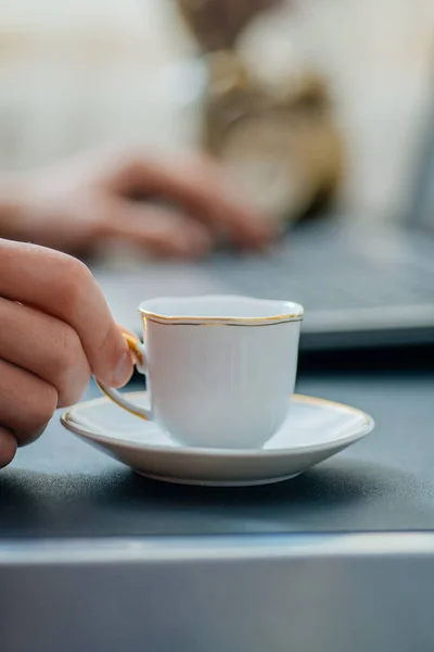 Man Works Bussiness Office Computer Laptop Notebook Papper Graf Drinks — Stock Photo, Image