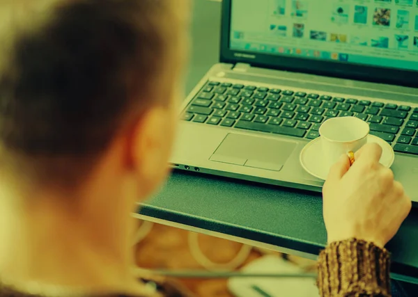 Обрезанное Изображение Молодого Человека Работающего Своим Ноутбуком Кофейне Вид Сзади — стоковое фото