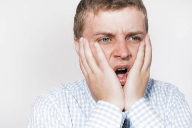 Depresyondaki iş adamı stüdyo geçmişine karşı