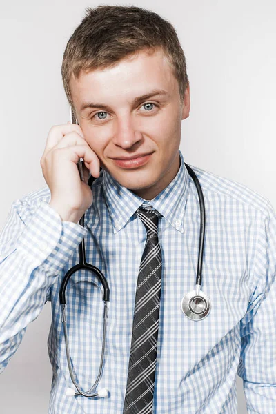 医者が携帯電話で話す — ストック写真