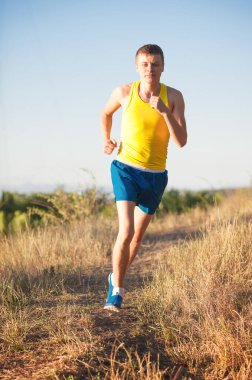 Sahilde koşan bir adam