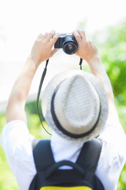 Adam kendi portresini çekiyor. 