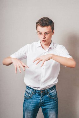 Stüdyoda poz veren genç adam