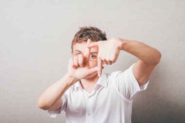 Genç adam çerçeveli kollar yapıyor.