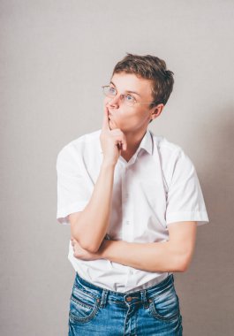 Düşünen gözlüklü adam