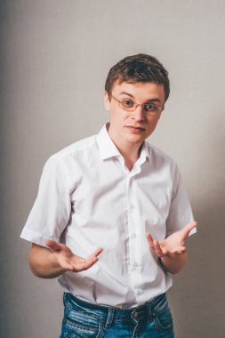 İş adamı avucunda bir şey tutuyor.