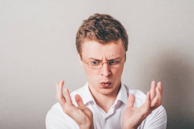 İş adamı avucunda bir şey tutuyor.