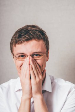 Adam burnunu silip hapşırıyor.