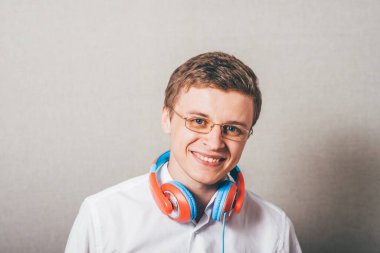 Stüdyoda poz veren adam.