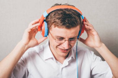 Stüdyoda poz veren adam.