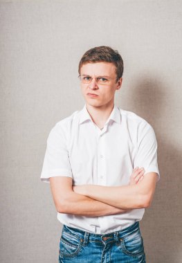 Gözlüklü adam hoş olmayan bir sürpriz yaptı.