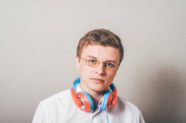 Stüdyoda poz veren adam.