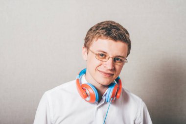 Stüdyoda poz veren adam.