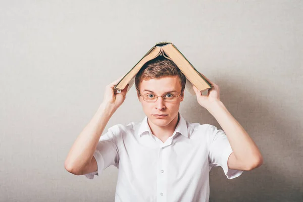 Man Met Bril Houdt Een Open Boek Zijn Hoofd — Stockfoto