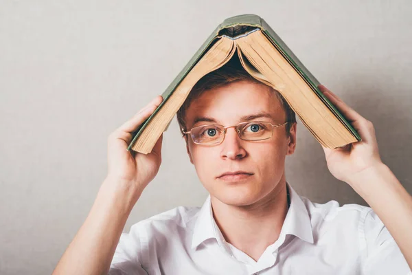 Man Met Bril Houdt Een Open Boek Zijn Hoofd — Stockfoto