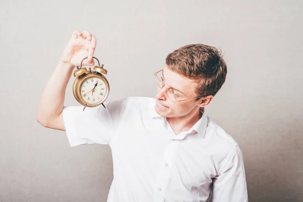 Hombre Con Gafas Sosteniendo Reloj Asustado —  Fotos de Stock