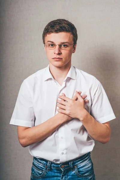 Bespectacled Homem Jura Mantém Mãos Coração — Fotografia de Stock