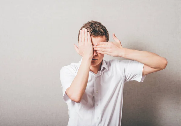 Junger Mann Schließt Die Augen Mit Den Händen — Stockfoto