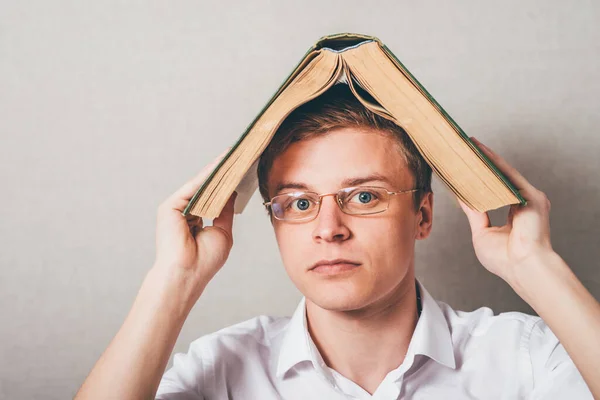 Man Met Bril Houdt Een Open Boek Zijn Hoofd — Stockfoto