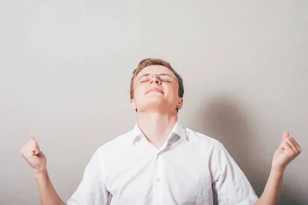 Joven Empresario Con Los Brazos Extendidos Celebrando Éxito — Foto de Stock