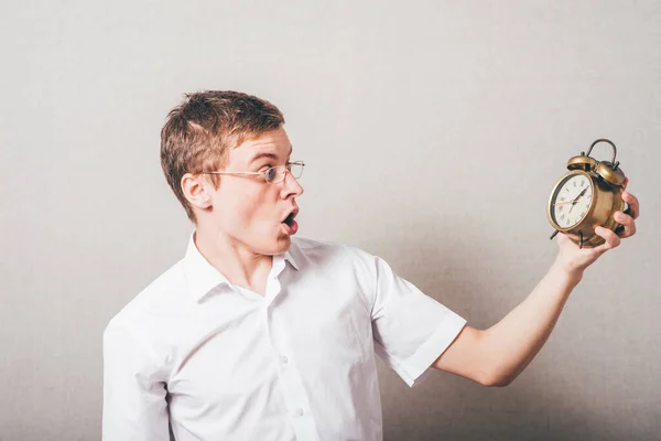 Hombre Con Gafas Sosteniendo Reloj Asustado —  Fotos de Stock