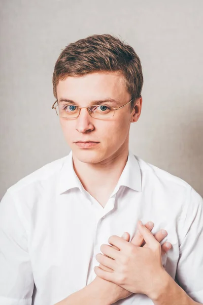 Gözlüklü Adam Küfreder Ellerini Kalbinin Üstünde Tutar — Stok fotoğraf