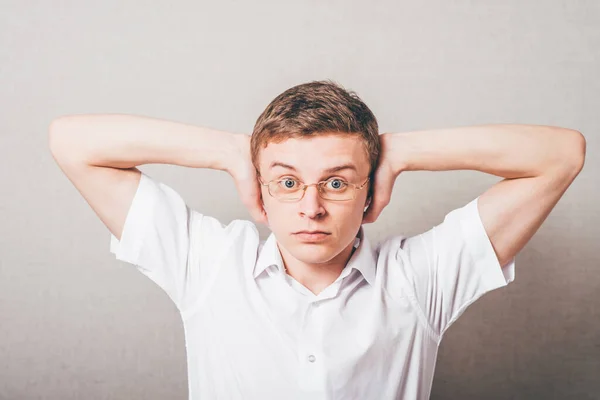 Hombre Con Gafas Cubre Sus Oídos Con Sus Manos — Foto de Stock