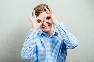 İnsan dürbün elleri yapar.