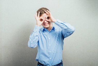 İnsan dürbün elleri yapar.