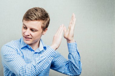 Stüdyoda poz veren adam