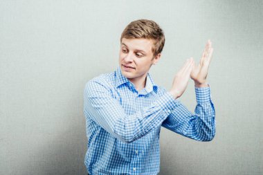Stüdyoda poz veren adam