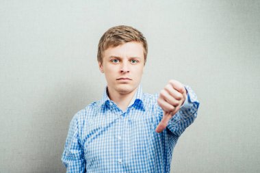 Adam baş parmağını aşağı gösteriyor