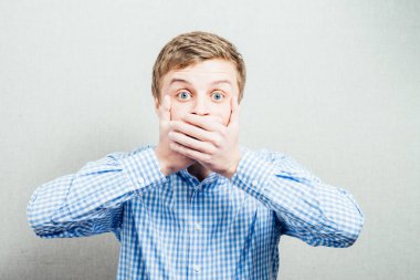 Adam ağzını kapatır.