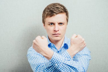 Stüdyoda poz veren adam