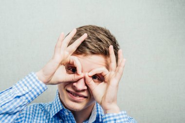 İnsan dürbün elleri yapar.