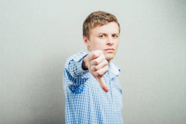 Adam baş parmağını aşağı gösteriyor