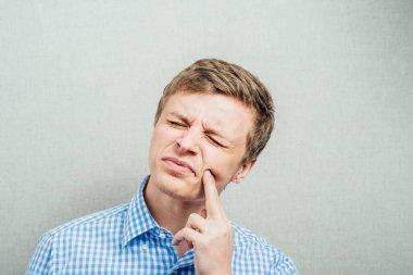 Adamın dişi ağrıyor.