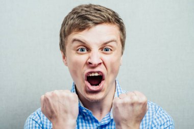 Stüdyoda poz veren adam.