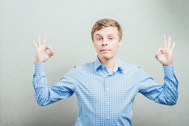 Stüdyoda poz veren adam.