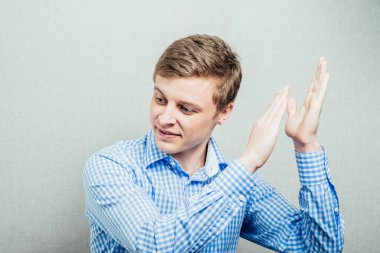 Stüdyoda poz veren adam.