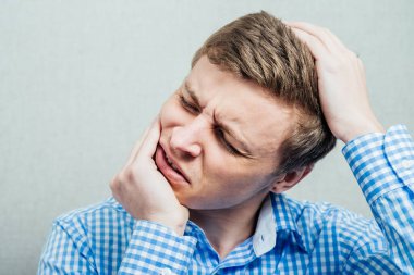 Stüdyoda poz veren adam.