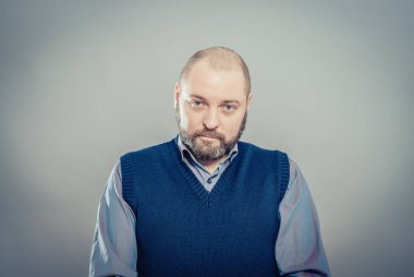 Stüdyoda poz veren genç bir adam.