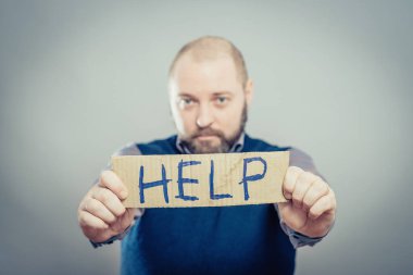 Yardım metniyle kağıt tutan adam