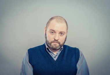 Stüdyoda poz veren genç bir adam.