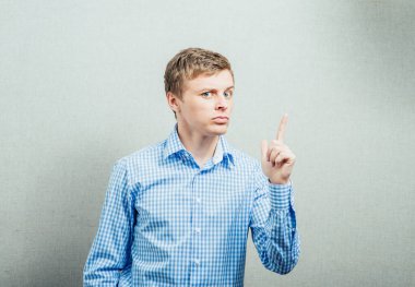 Adam işaret parmağını kaldırıyor.