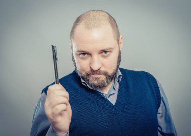 Elinde kalem olan yakışıklı bir genç.