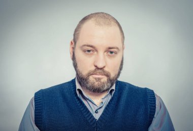 Stüdyoda poz veren genç bir adam.